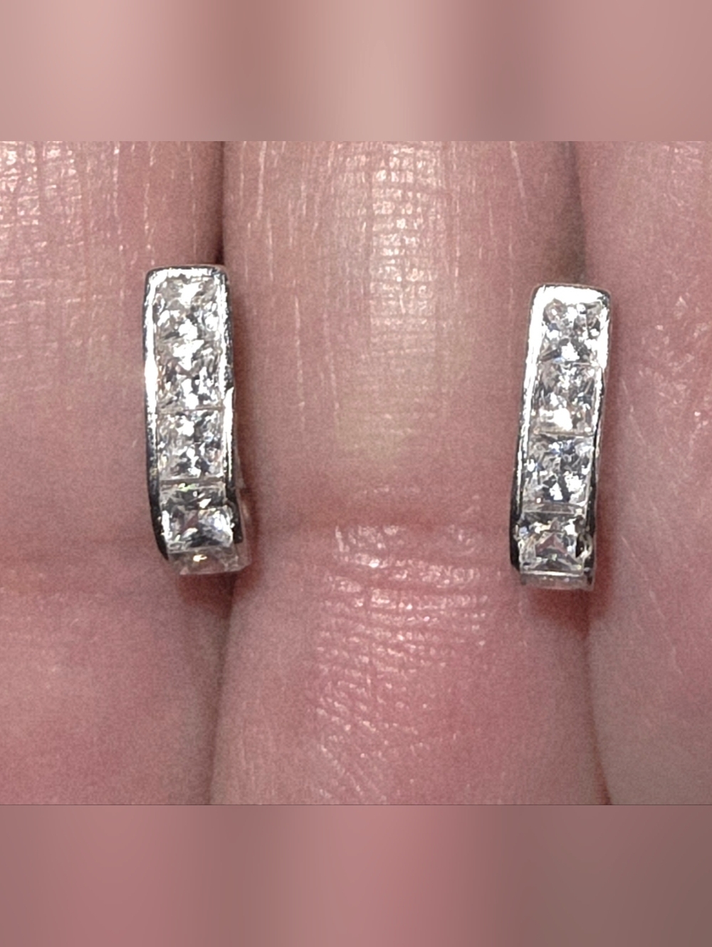 💛18k White Gold Cubic Zirconia Huggies